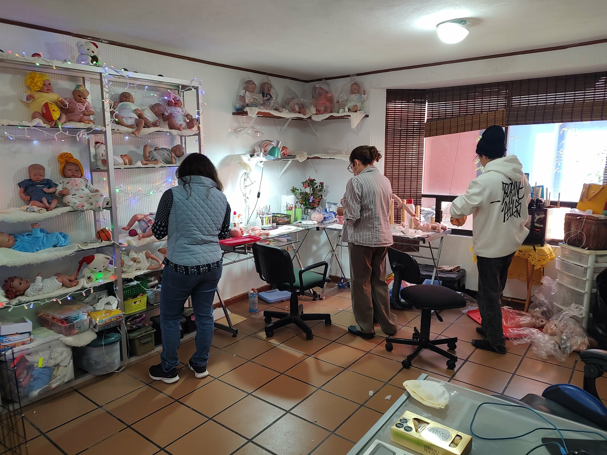 Equipo de Amore Mio trabajando en el taller